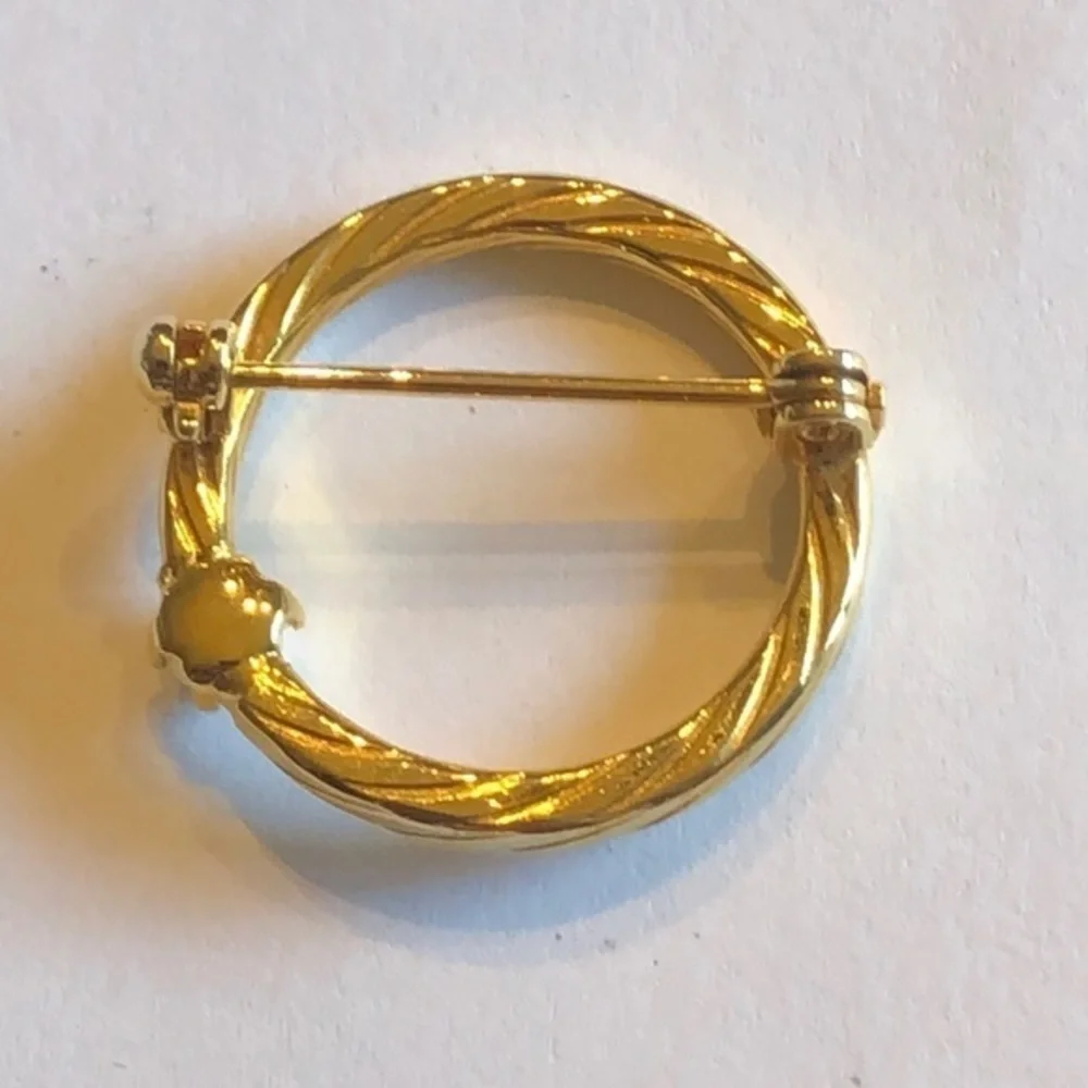 Vintage Gold Tone & Faux Pearl Round Brooch Shoulder Pin